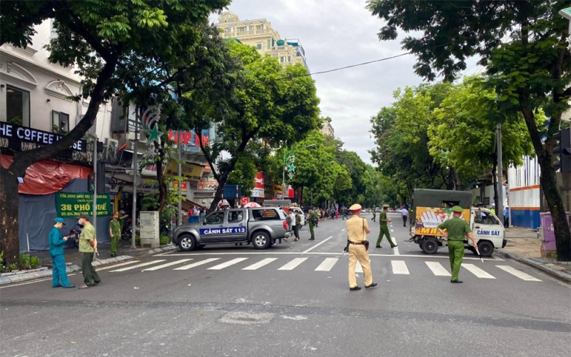 Khởi tố bị can kẻ đâm chết bạn gái trên phố Hàng Bài, Hà Nội
