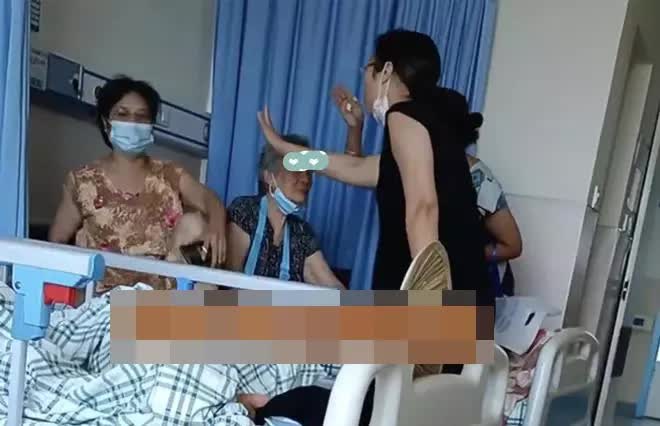 Mẹ ốm nằm viện, ba con gái cãi nhau vì không ai muốn ở lại chăm - Ảnh 1.