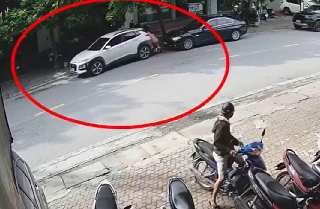 Tài xế lùi ôtô tông 3 người đi xe máy - Ảnh 1. Tài xế lùi ôtô tông 3 người đi xe máy - Ảnh 1.