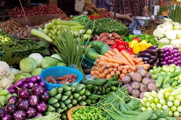 Giá xăng giảm, nhiều mặt hàng thực phẩm ở chợ dân sinh vẫn chưa “đu trend” giảm nhiệt - Ảnh 1.