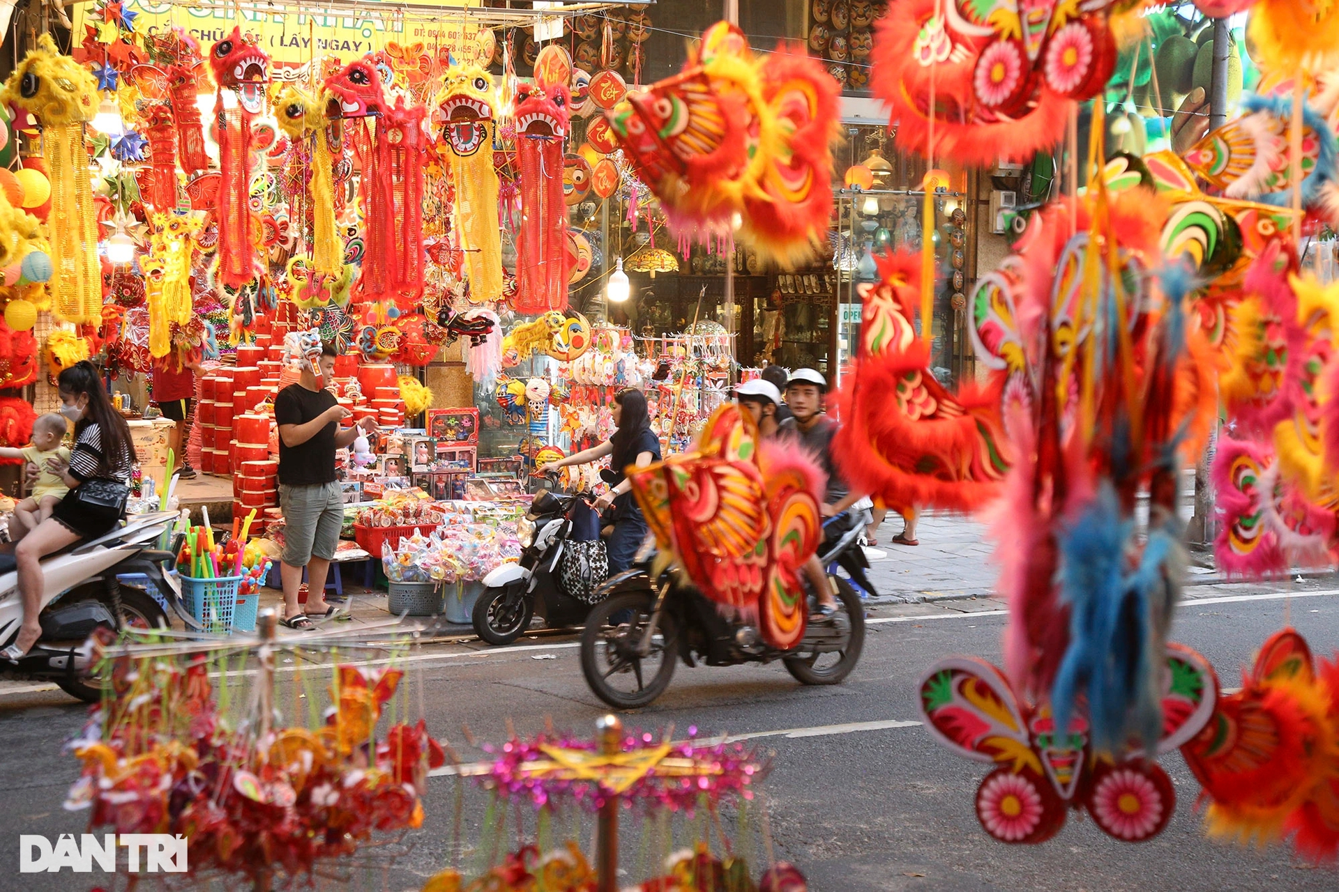 Chợ Trung thu Hàng Mã bắt đầu sôi động hấp dẫn giới trẻ - Ảnh 1.