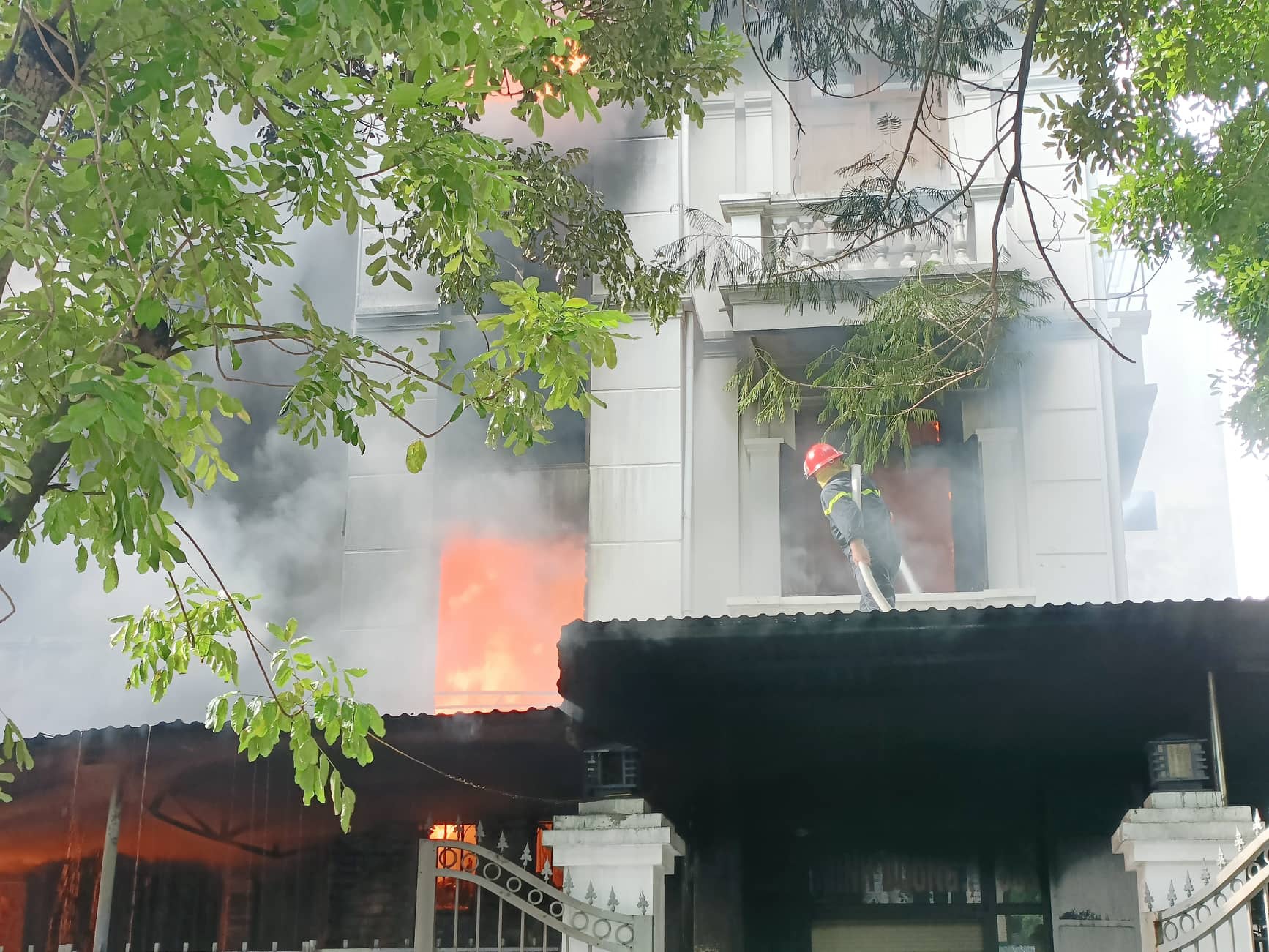 Ngôi nhà 3 tầng cháy dữ dội, một chiến sĩ cứu hỏa bị thương - Ảnh 2.