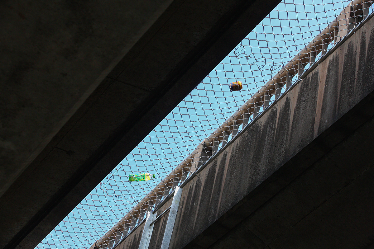 Nhiều &quot;vật thể lạ&quot; rơi đầy trên lưới chắn rác của cầu mái vòm sắt hồ Linh Đàm vừa mới hoàn thành - Ảnh 10.