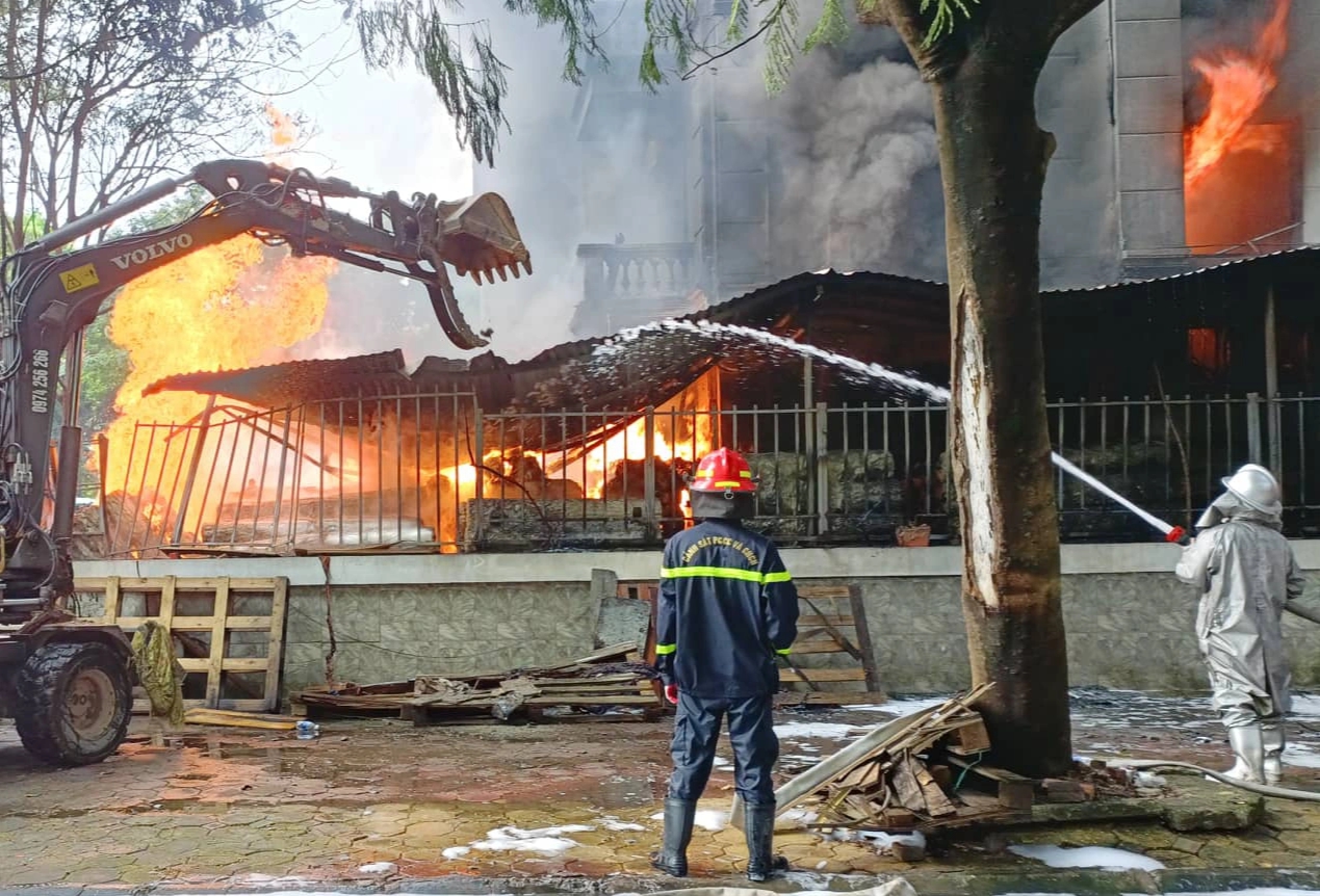 Ngôi nhà 3 tầng cháy dữ dội, một chiến sĩ cứu hỏa bị thương - Ảnh 1.