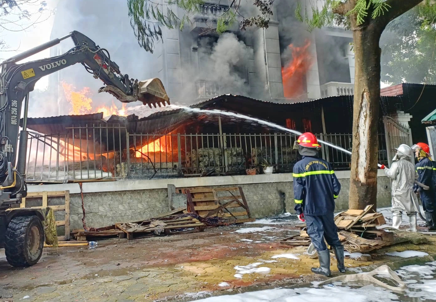 Ngôi nhà 3 tầng cháy dữ dội, một chiến sĩ cứu hỏa bị thương - Ảnh 3.