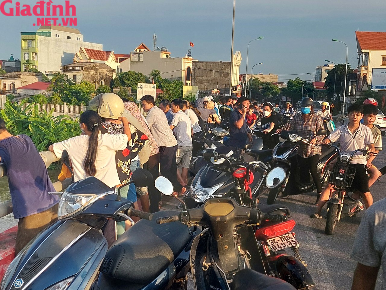 Hải Dương: Người đàn ông huyện Ninh Giang đi xe máy lên cầu Ràm bất ngờ nhảy xuống sông Cửu An - Ảnh 6.