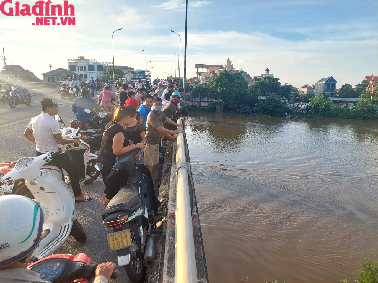Hải Dương: Người đàn ông huyện Ninh Giang đi xe máy lên cầu Ràm bất ngờ nhảy xuống sông Cửu An - Ảnh 1.