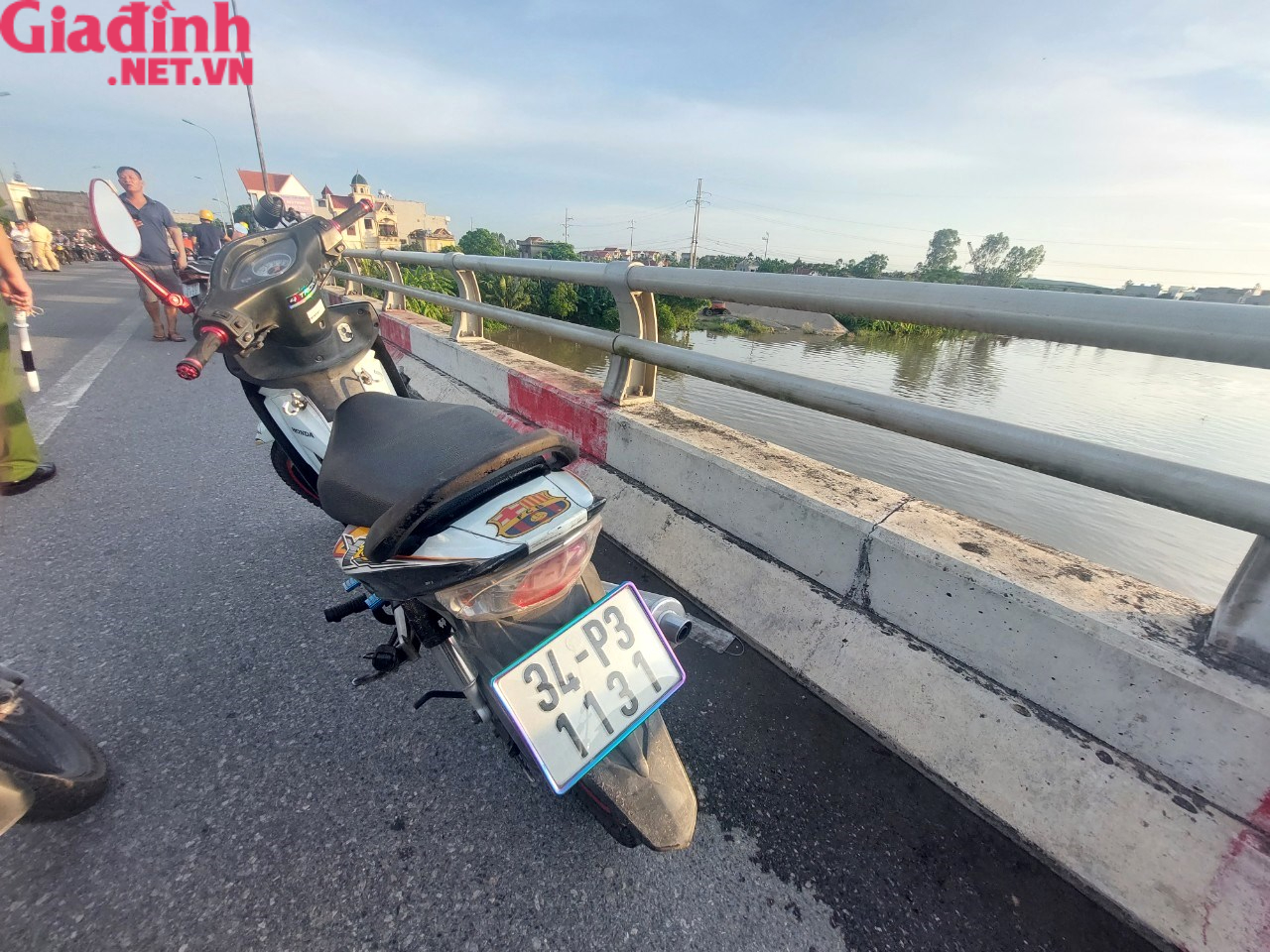 Hải Dương: Người đàn ông huyện Ninh Giang đi xe máy lên cầu Ràm bất ngờ nhảy xuống sông Cửu An - Ảnh 3.