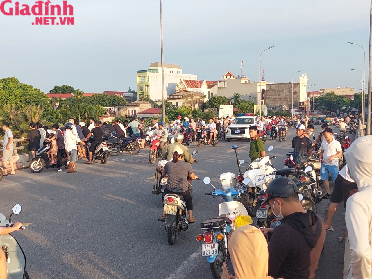 Hải Dương: Người đàn ông huyện Ninh Giang đi xe máy lên cầu Ràm bất ngờ nhảy xuống sông Cửu An - Ảnh 7.
