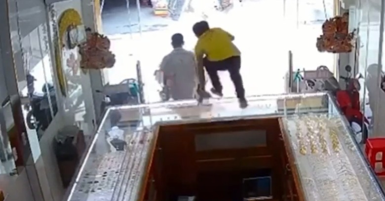 Vụ nghi cướp tiệm vàng ở TP.HCM: Camera tiết lộ màn 'phi thân' của nhân viên - Ảnh 1.