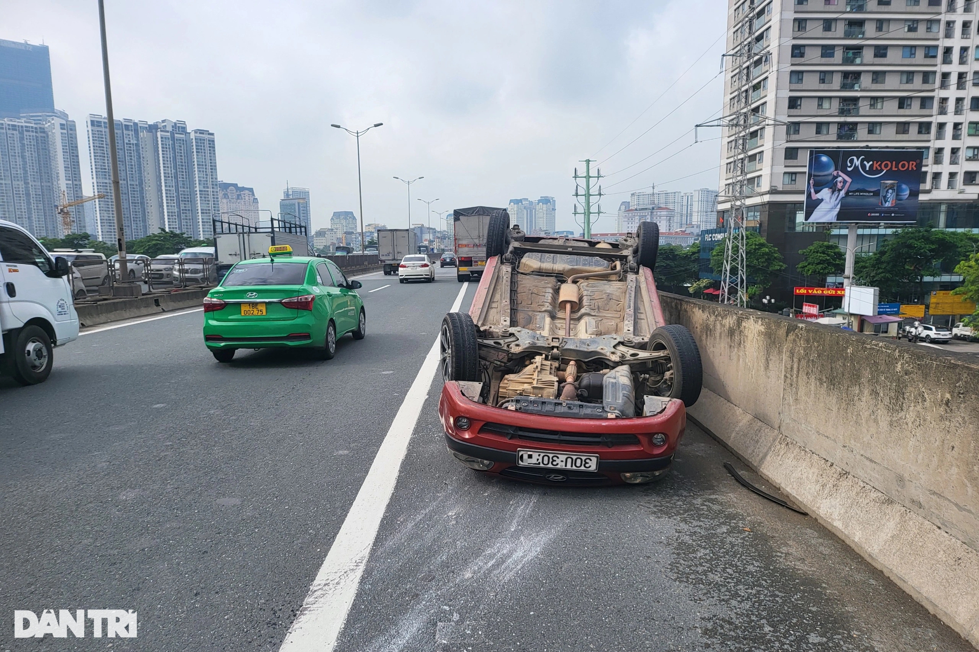 Ô tô "phơi bụng" ở đường trên cao sau cú đâm va với xe tải - Ảnh 1. Ô tô "phơi bụng" ở đường trên cao sau cú đâm va với xe tải - Ảnh 1.