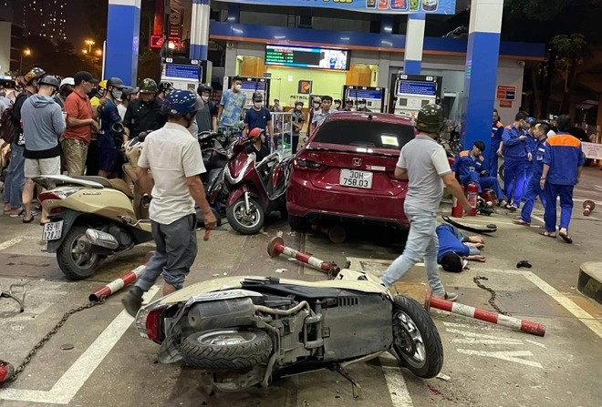 'Xe điên' lao vào cây xăng ở Hà Nội tông nhiều người bị thương, clip hiện trường gây ám ảnh - Ảnh 3.