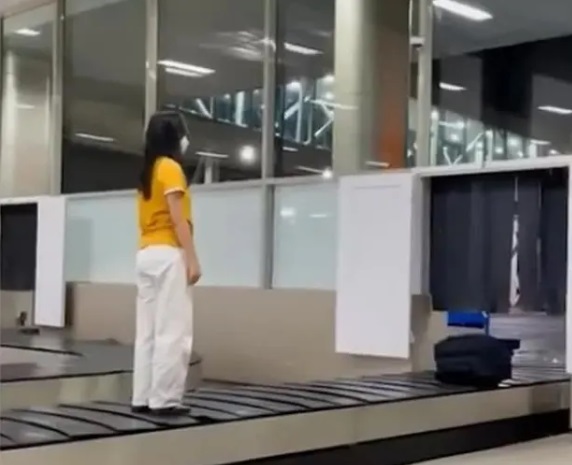 Th&ecirc;m một trường hợp du kh&aacute;ch leo l&ecirc;n băng chuyền để quay TikTok - Ảnh 1.