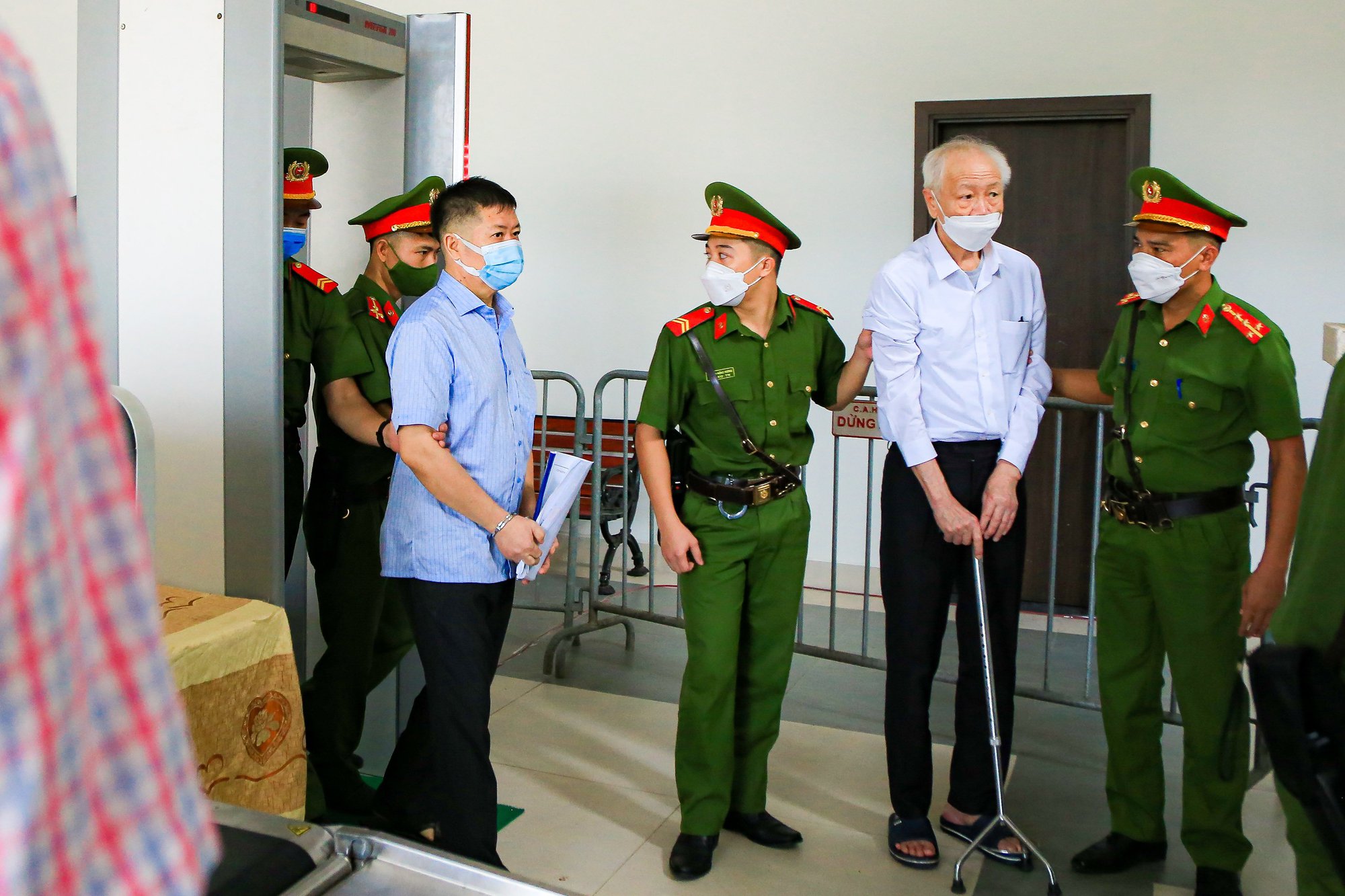 Cựu bí thư Bình Dương Trần Văn Nam cùng các đồng phạm bị dẫn giải tới tòa - Ảnh 10.