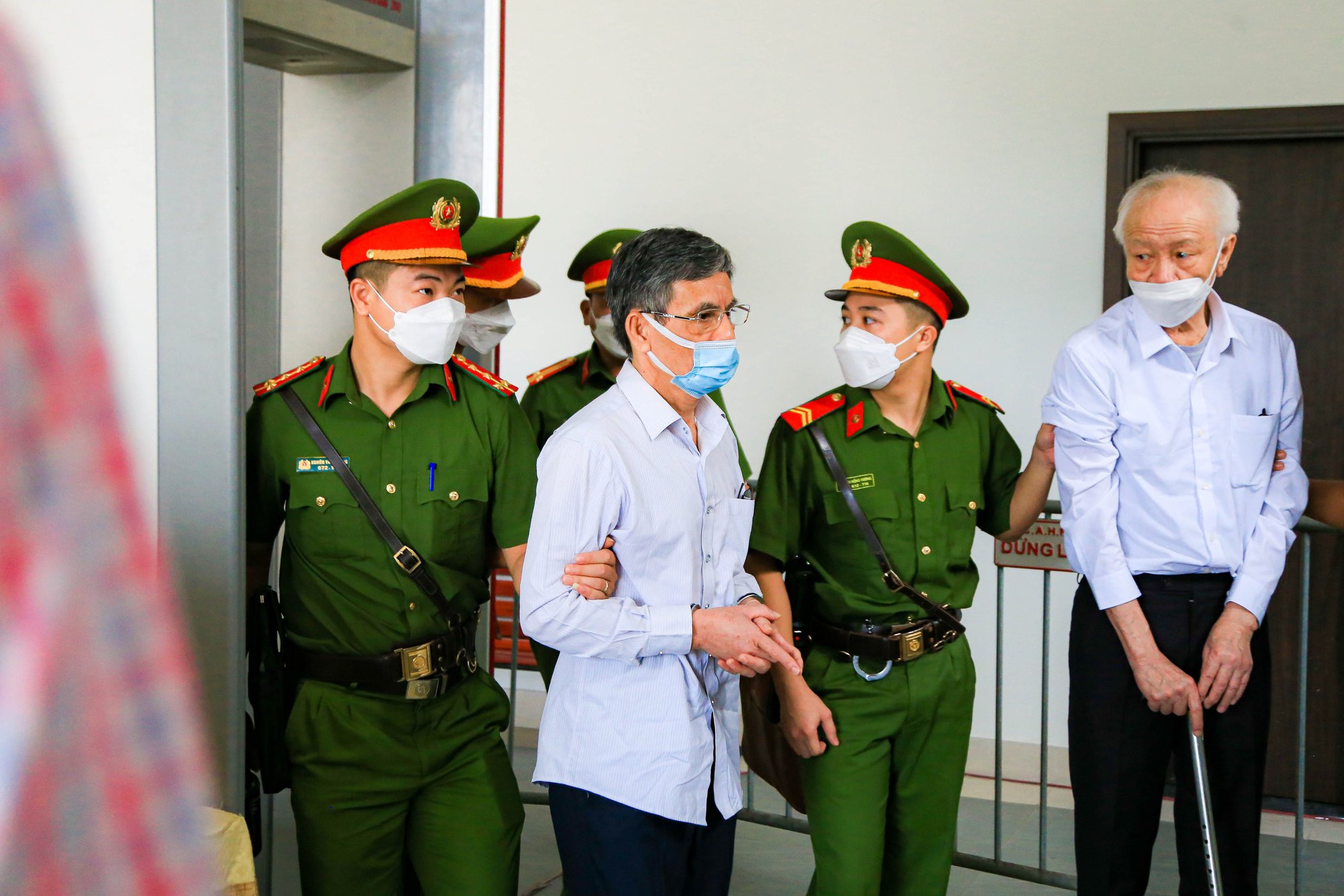 Cựu bí thư Bình Dương Trần Văn Nam cùng các đồng phạm bị dẫn giải tới tòa - Ảnh 11.