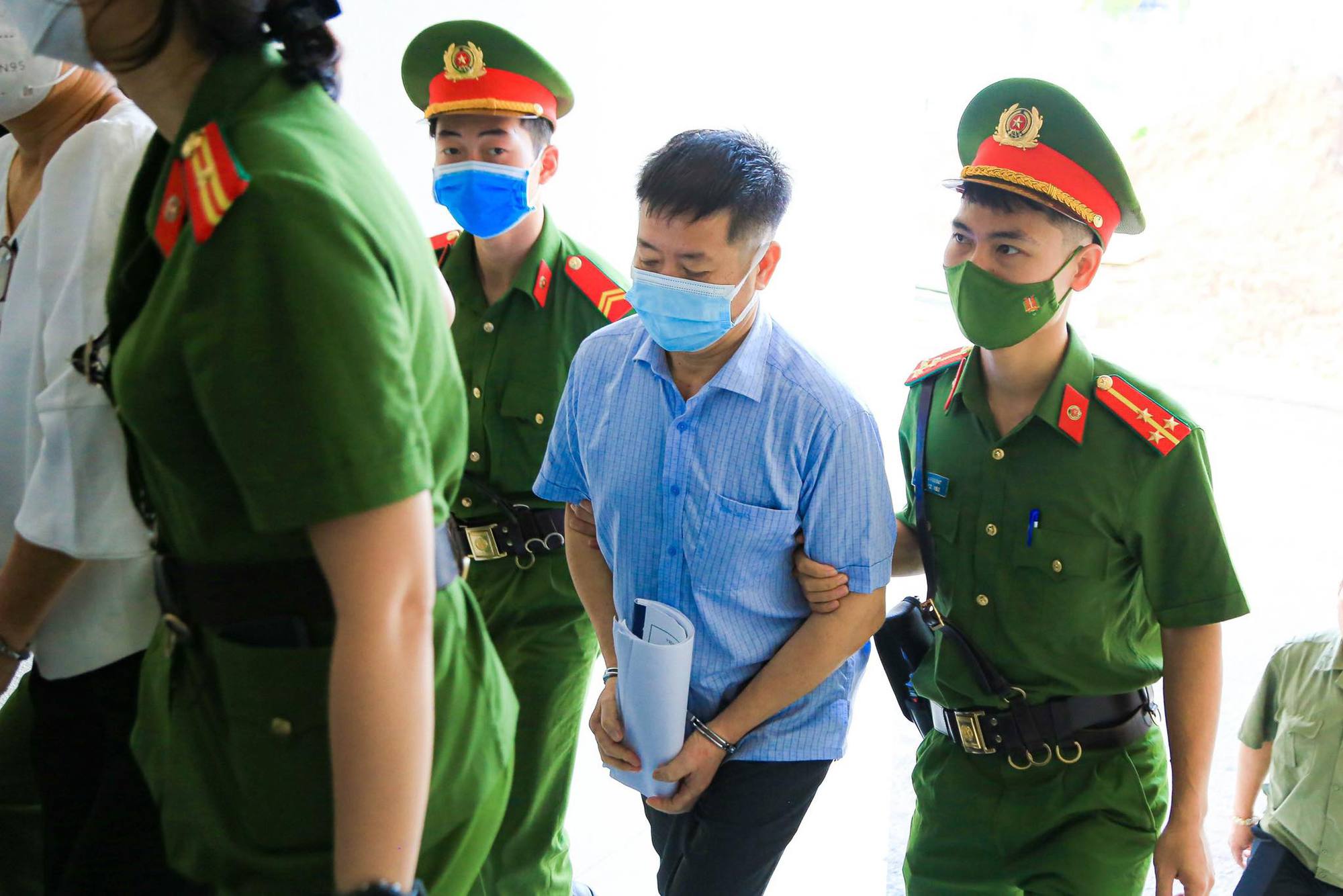 Cựu bí thư Bình Dương Trần Văn Nam cùng các đồng phạm bị dẫn giải tới tòa - Ảnh 8.