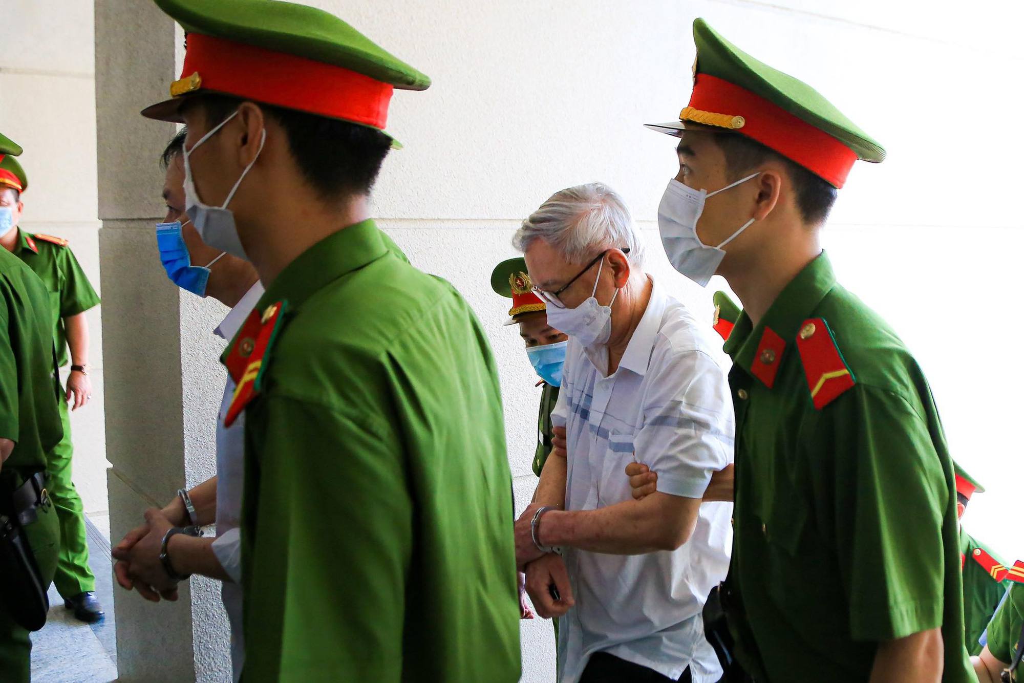 Cựu bí thư Bình Dương Trần Văn Nam cùng các đồng phạm bị dẫn giải tới tòa - Ảnh 6.