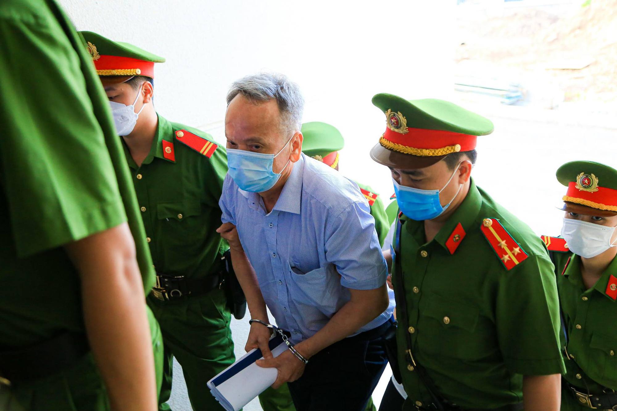 Cựu bí thư Bình Dương Trần Văn Nam cùng các đồng phạm bị dẫn giải tới tòa - Ảnh 5.