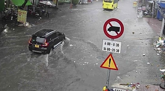 TP.HCM mưa tối trời, đường trung tâm ngập nặng - Ảnh 1.