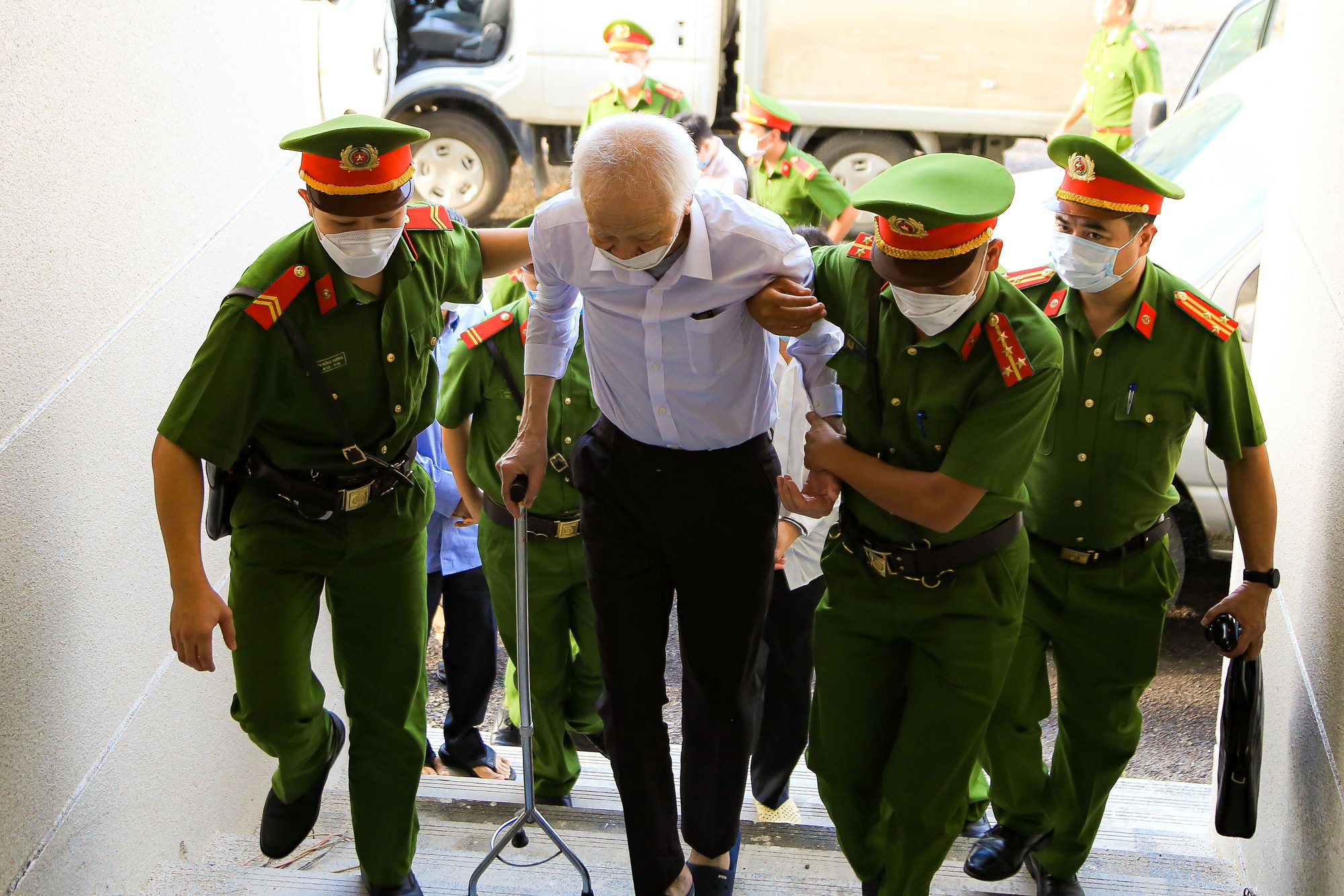 Cựu bí thư Bình Dương Trần Văn Nam cùng các đồng phạm bị dẫn giải tới tòa - Ảnh 4.