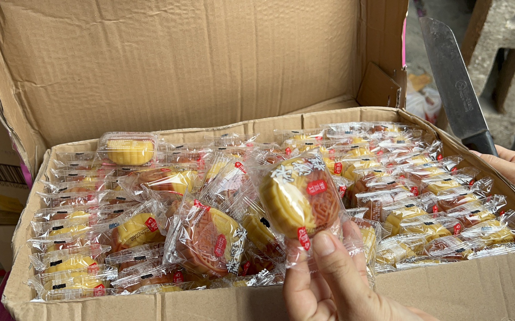 Hà Nội: Bạt ngàn bánh trung thu mini ghi nhãn chữ Trung Quốc, giá bán 'chui' chỉ 2.500 đồng/chiếc