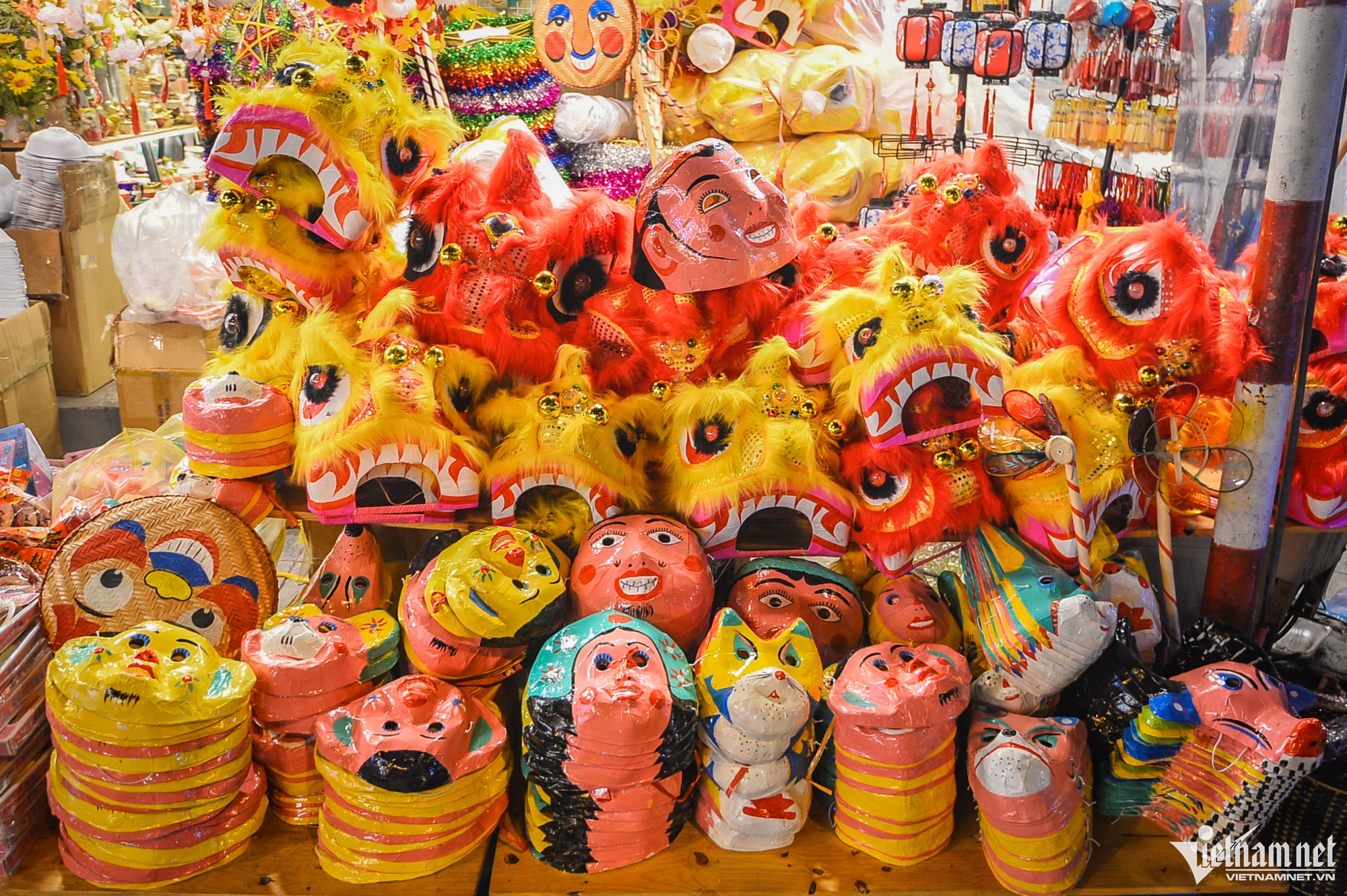 Chợ đồ chơi Trung thu ở Hà Nội tấp nập khách tối cuối tuần - Ảnh 8.