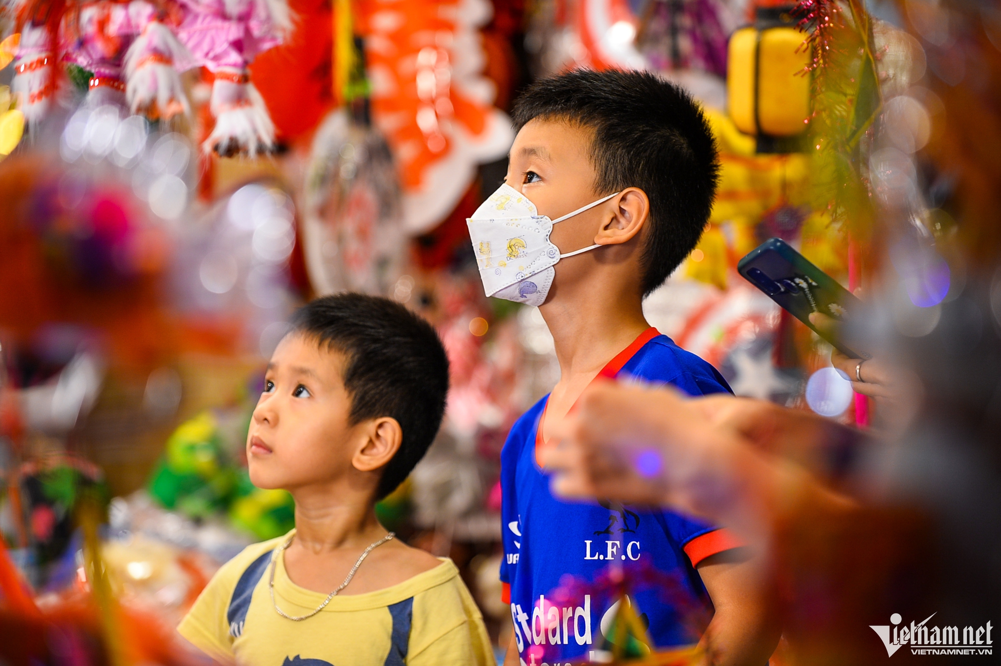 Chợ đồ chơi Trung thu ở Hà Nội tấp nập khách tối cuối tuần - Ảnh 6.