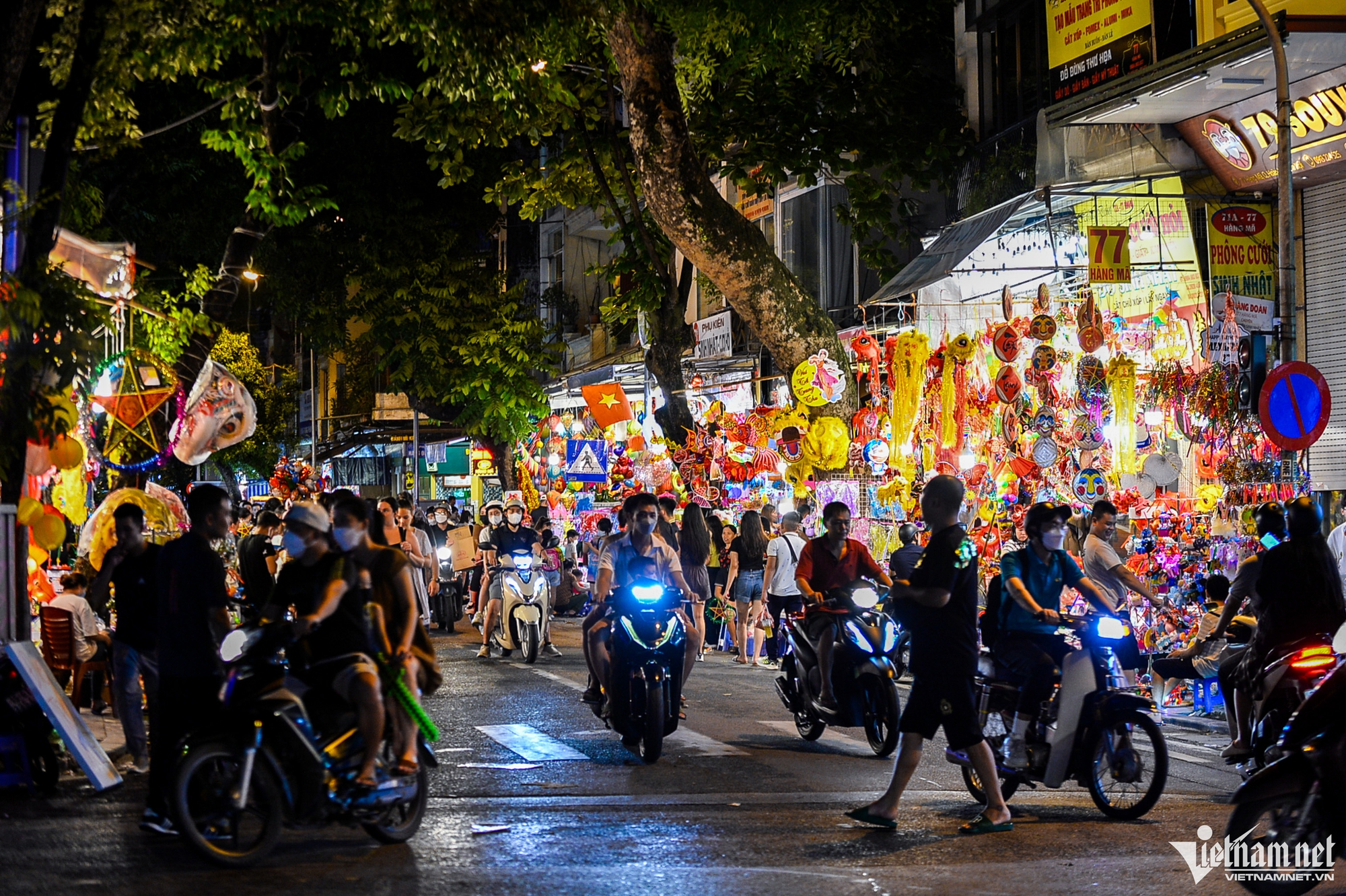 Chợ đồ chơi Trung thu ở Hà Nội tấp nập khách tối cuối tuần - Ảnh 1.