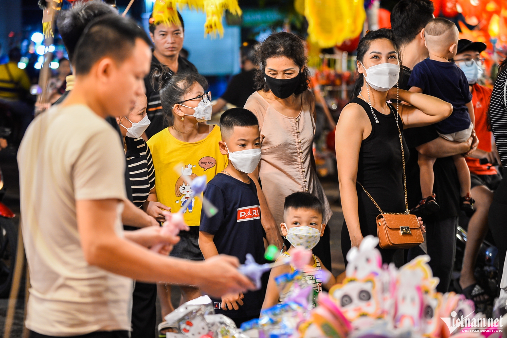 Chợ đồ chơi Trung thu ở Hà Nội tấp nập khách tối cuối tuần - Ảnh 2.
