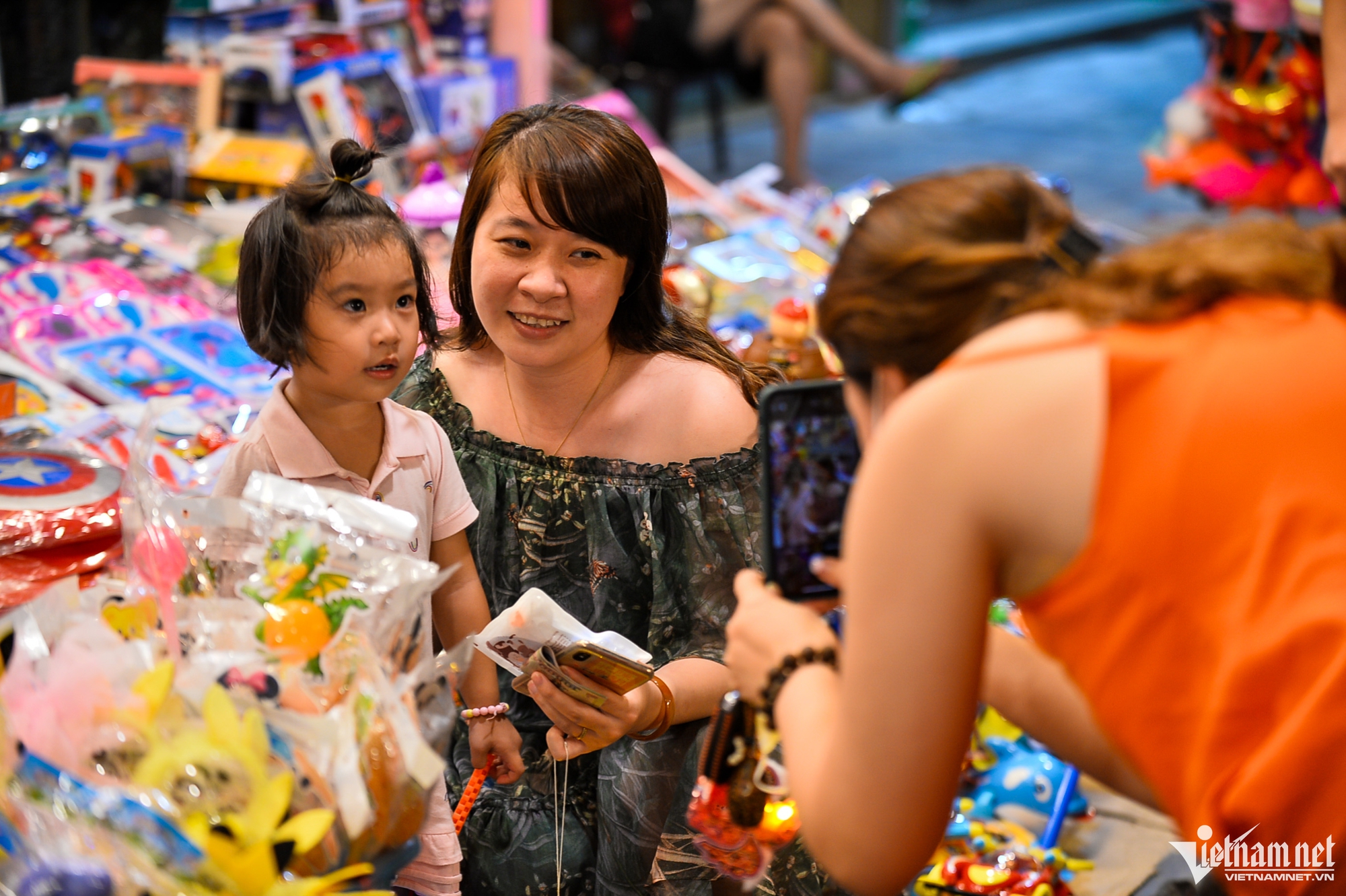 Chợ đồ chơi Trung thu ở Hà Nội tấp nập khách tối cuối tuần - Ảnh 7.