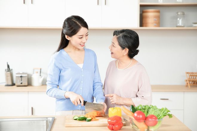 Làm mẹ chồng quá khó: &quot;Tôi dạy con dâu việc nhà, con lại bảo tôi &quot;hành&quot; nó - Ảnh 1.