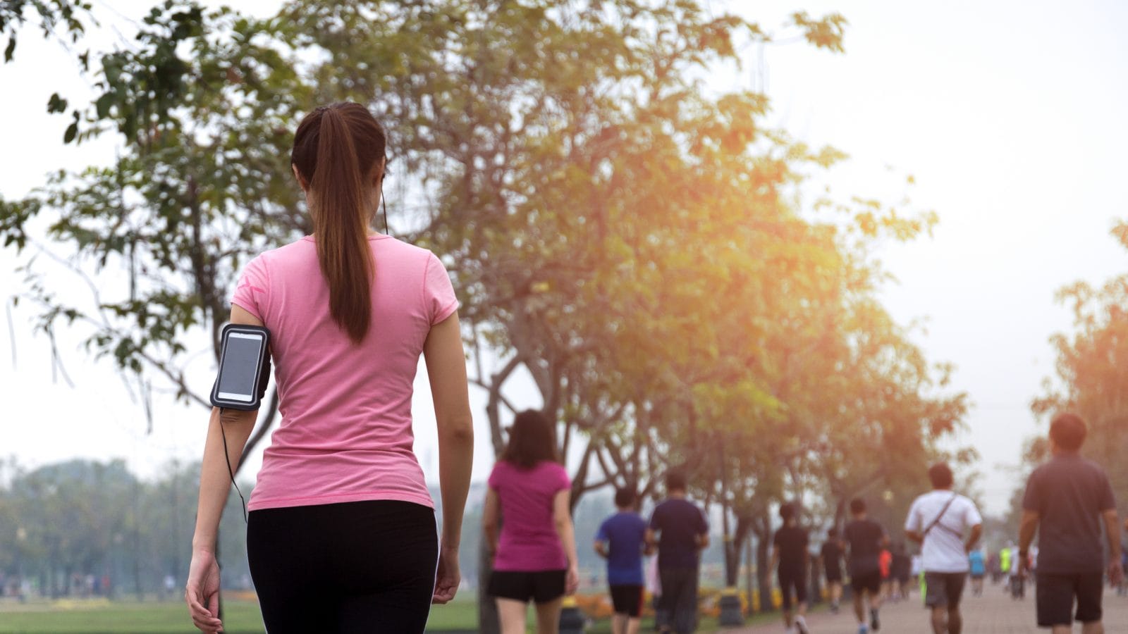 Cách đi bộ sau bữa ăn có thể giúp giảm lượng đường trong máu, giải phóng 'hormone hạnh phúc' - Ảnh 2.