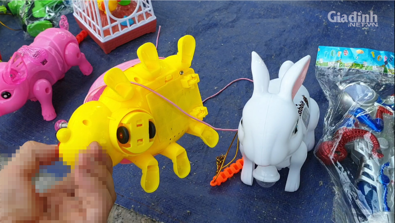 Kinh hãi đồ chơi trẻ em chạy bằng pin không nhãn mác bày bán la liệt từ ...