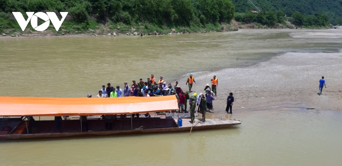Vụ lật thuyền ở Lào Cài: Xót xa 5 thi thể được tìm thấy, nạn nhân nhỏ nhất mới 1 tuổi - Ảnh 2.