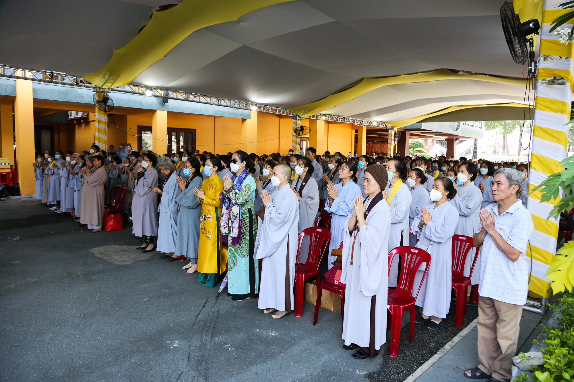 Xúc động lễ cầu siêu đồng bào tử vong và cán bộ, chiến sĩ hy sinh trong đại dịch Covid-19 ở TP.HCM - Ảnh 8.