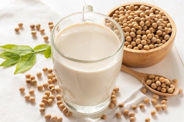 Sữa đậu nành ‘ngon - bổ - rẻ’ nhưng uống sai cách dễ gây ngộ độc, thậm chí 'rước họa vào thân' - Ảnh 1.