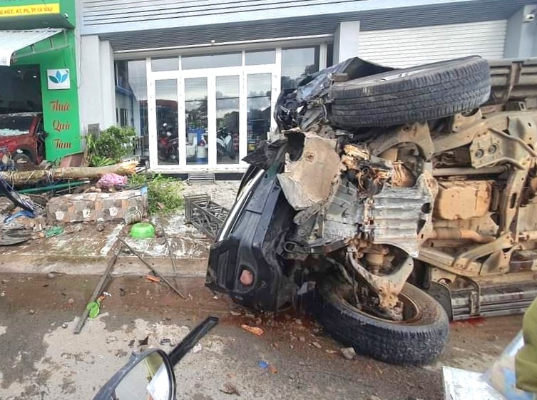 Tài xế lái Chevrolet tông vợ chồng chủ tiệm trà, một người chết - Ảnh 1.
