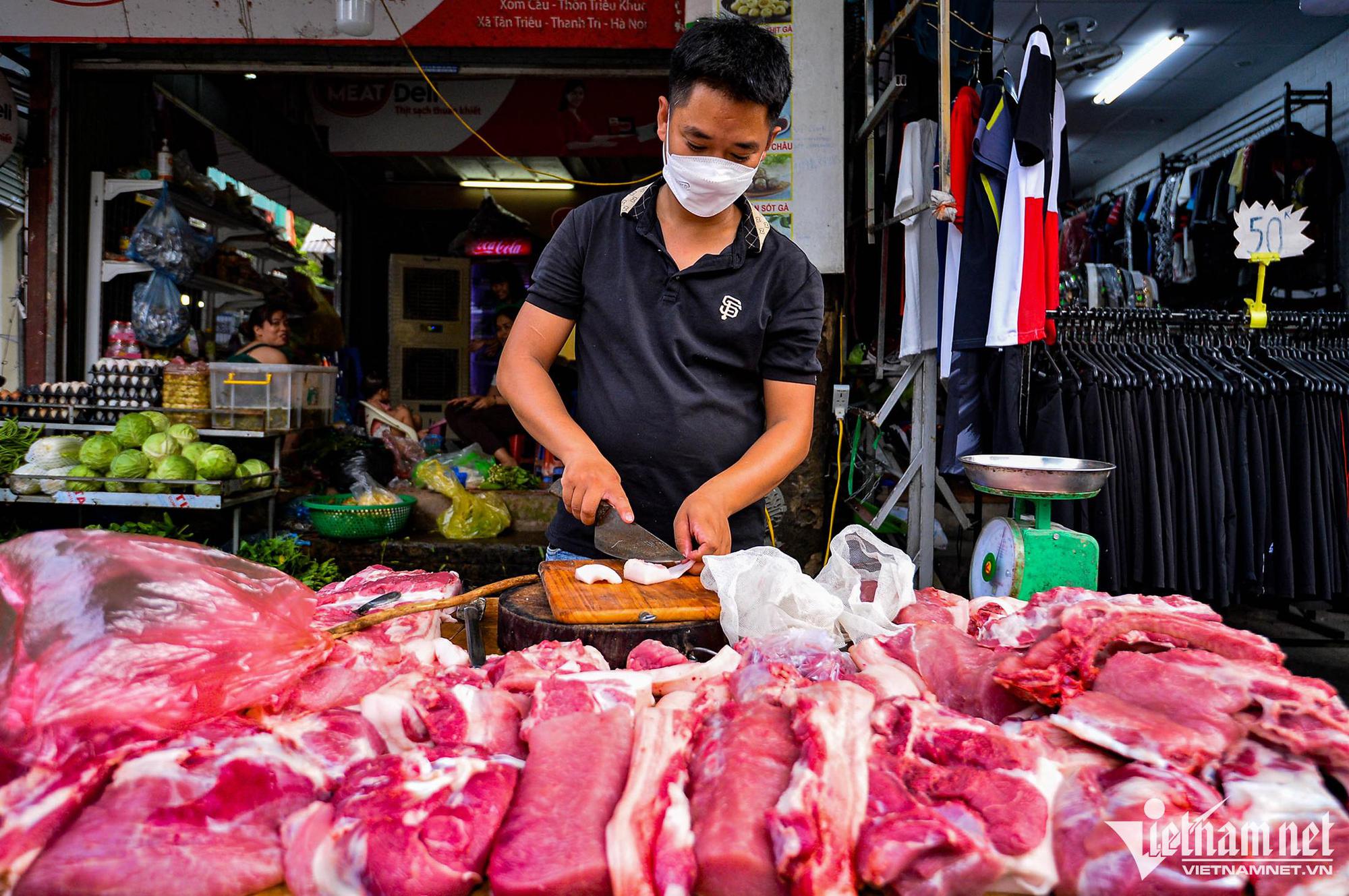 Giá thịt lợn 140-150 ngàn/kg, Thứ trưởng chỉ rõ nguyên nhân - Ảnh 1.