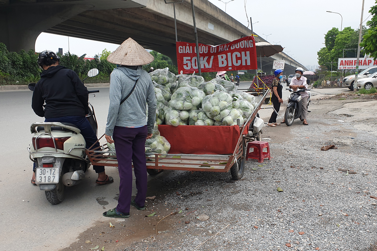 Hàng rong bày bán la liệt như họp chợ trên tuyến đường đông đúc bậc nhất Thủ đô - Ảnh 1.