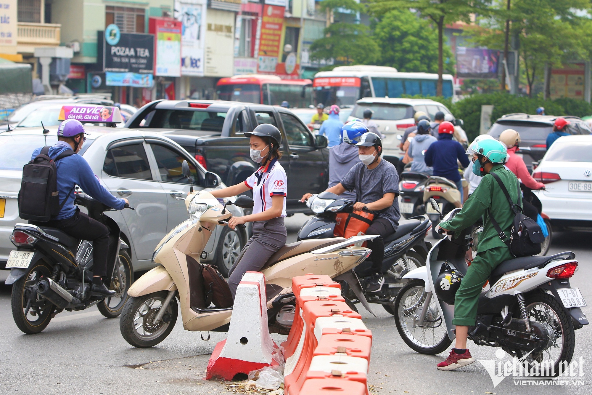 Xe máy ồ ạt đi ngược chiều tại nút giao thông 'nóng' nhất Hà Nội - Ảnh 3.