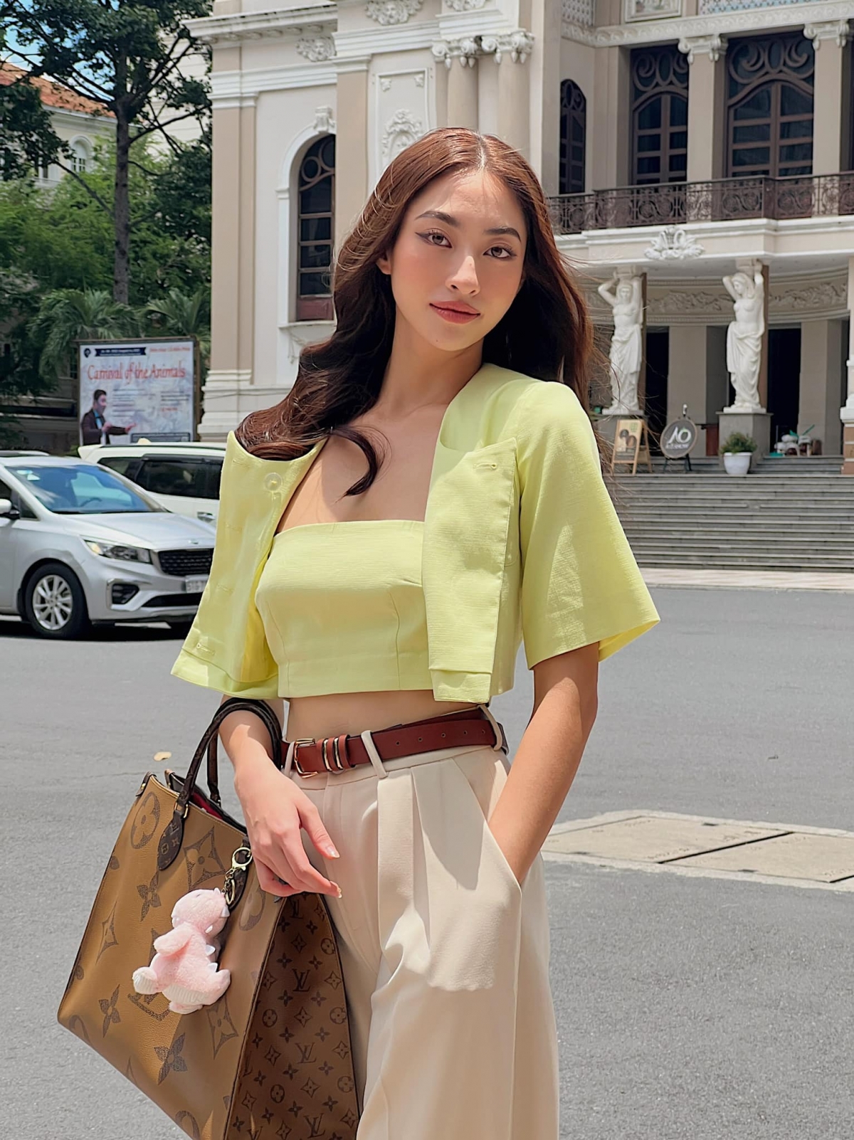 Hoa hậu Lương Thùy Linh lên đồ &quot;cực chất&quot;, khoe dáng chuẩn fashionista trên phố - Ảnh 4.