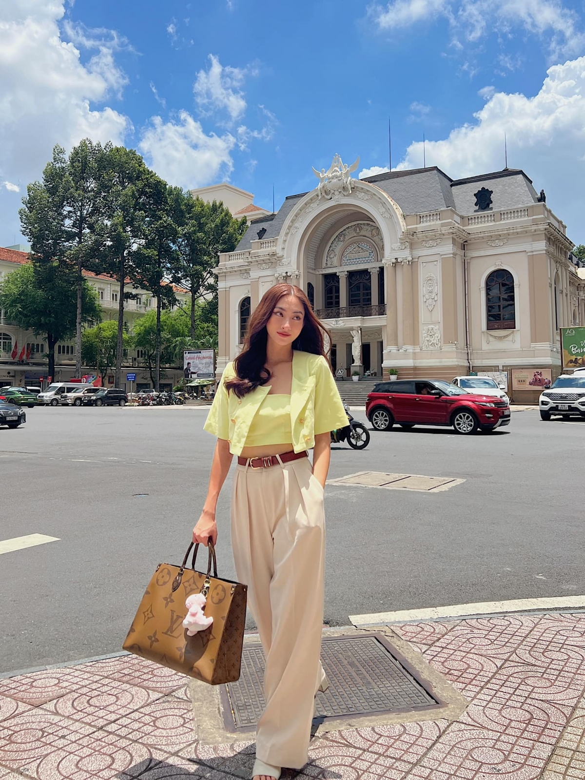 Hoa hậu Lương Thùy Linh lên đồ &quot;cực chất&quot;, khoe dáng chuẩn fashionista trên phố - Ảnh 5.