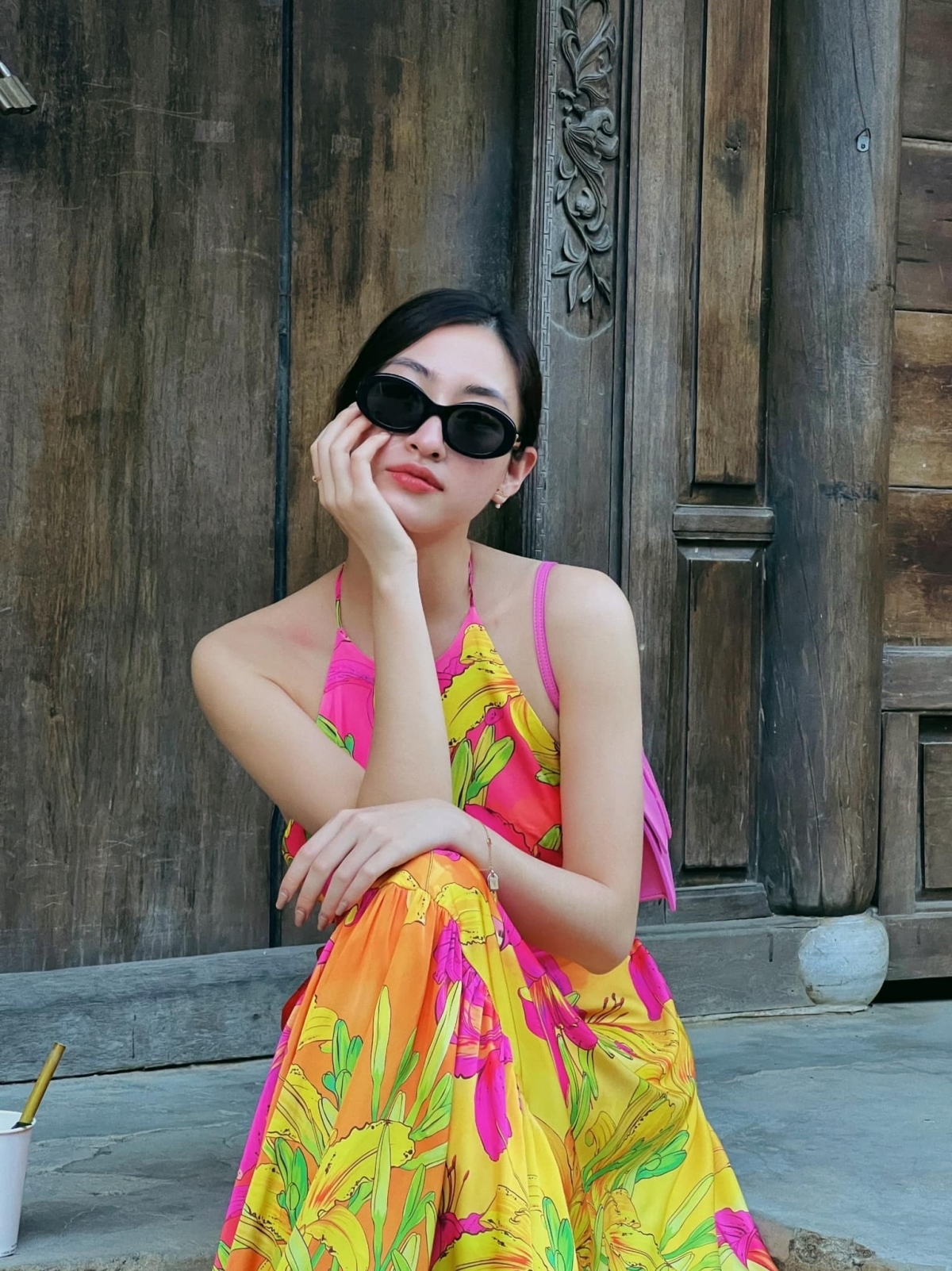 Hoa hậu Lương Thùy Linh lên đồ &quot;cực chất&quot;, khoe dáng chuẩn fashionista trên phố - Ảnh 7.