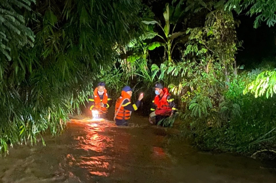 Hai mẹ con bị nước cuốn trên đường đi rẫy về, bé trai 7 tuổi tử vong - Ảnh 2. Hai mẹ con bị nước cuốn trên đường đi rẫy về, bé trai 7 tuổi tử vong - Ảnh 2.