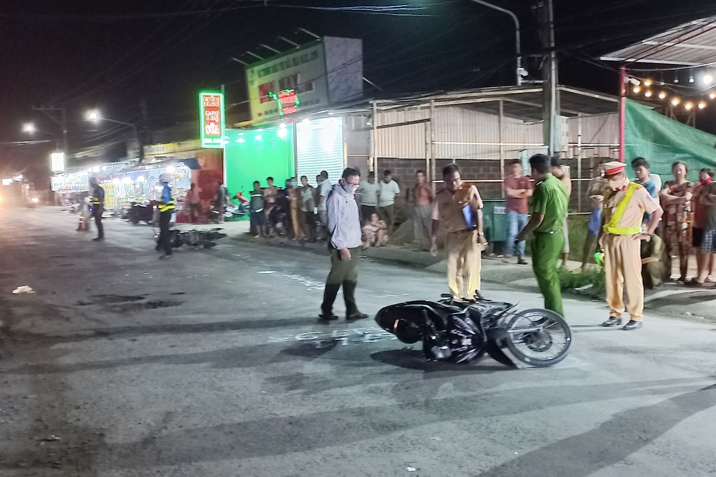 Xe máy văng xa 10 m sau tai nạn, một người chết - Ảnh 1. Xe máy văng xa 10 m sau tai nạn, một người chết - Ảnh 1.