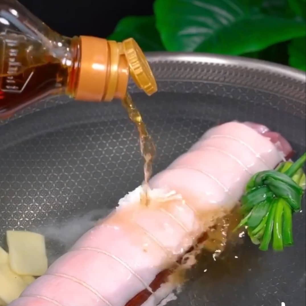 Chân giò lợn mua về rồi luộc với loại nước sau ăn ngon và giòn, bổ và đẹp da lắm nhé! - Ảnh 1.