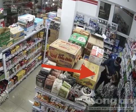 Hai nữ “siêu trộm” nhét 20 chai dầu gội của siêu thị vào quần - Ảnh 1.