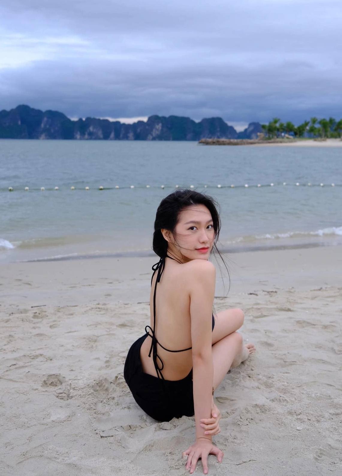 Bạn gái Đoàn Văn Hậu, Nhâm Mạnh Dũng lộ nhan sắc thật với bikini - Ảnh 2.
