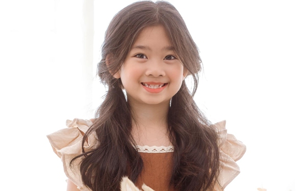 Ngoại hình phổng phao tuổi lên 9 của con gái cố diễn viên Mai Phương