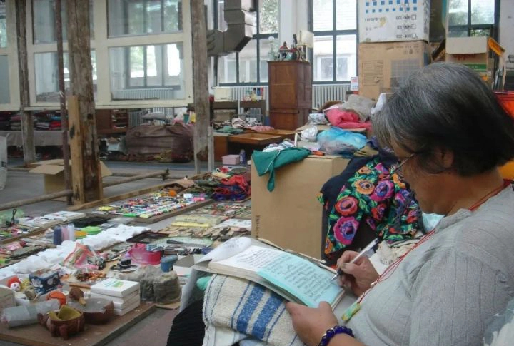 Cụ bà nhặt đồ cũ chất thành núi, 50 năm sau mở triển lãm khắp trong nước lẫn quốc tế - Ảnh 21.